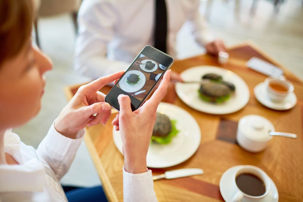 Smartphone beim Essen