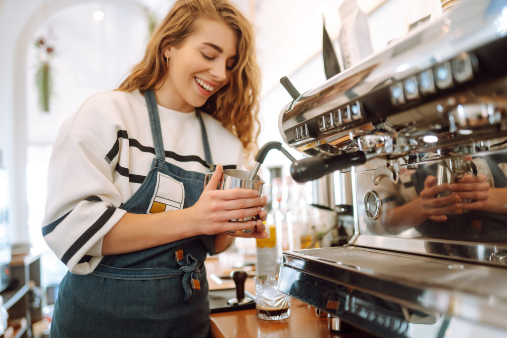 Barista an der Kaffeemaschine