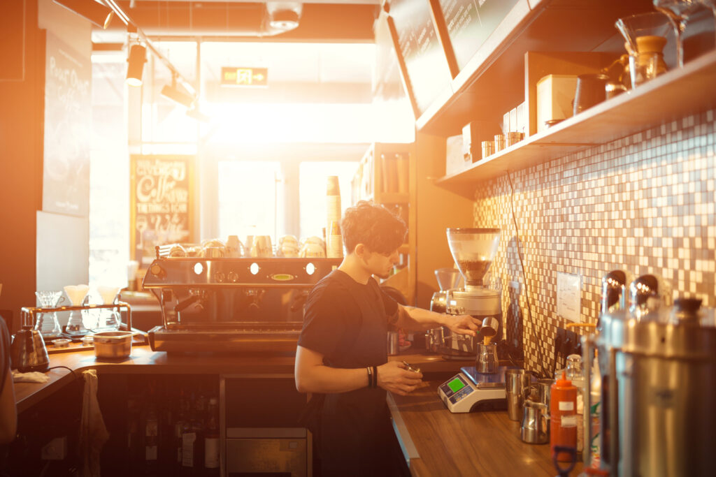 Barista im coolen Cafe